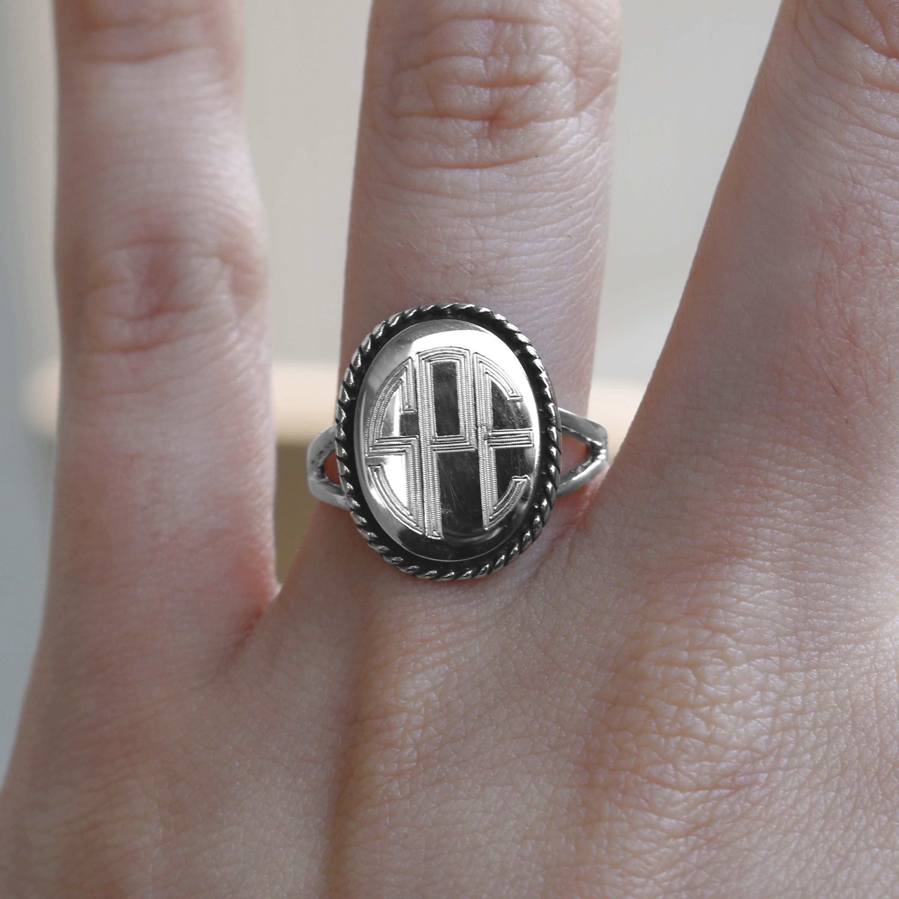 Sterling Silver Oval Engravable Ring With Roped Trim & Plain Band